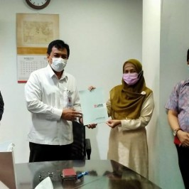 Penyerahan SK Pensiun kepada Pensiunan Pertama Program Manfaat Pensiun Berkala